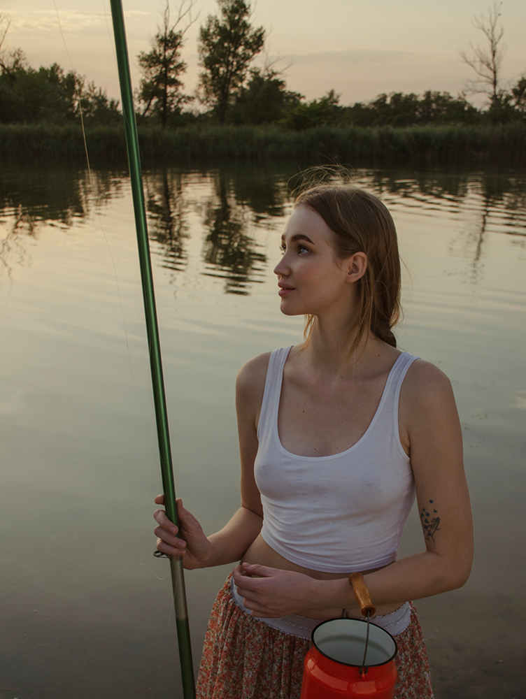 拿着棍子的女孩