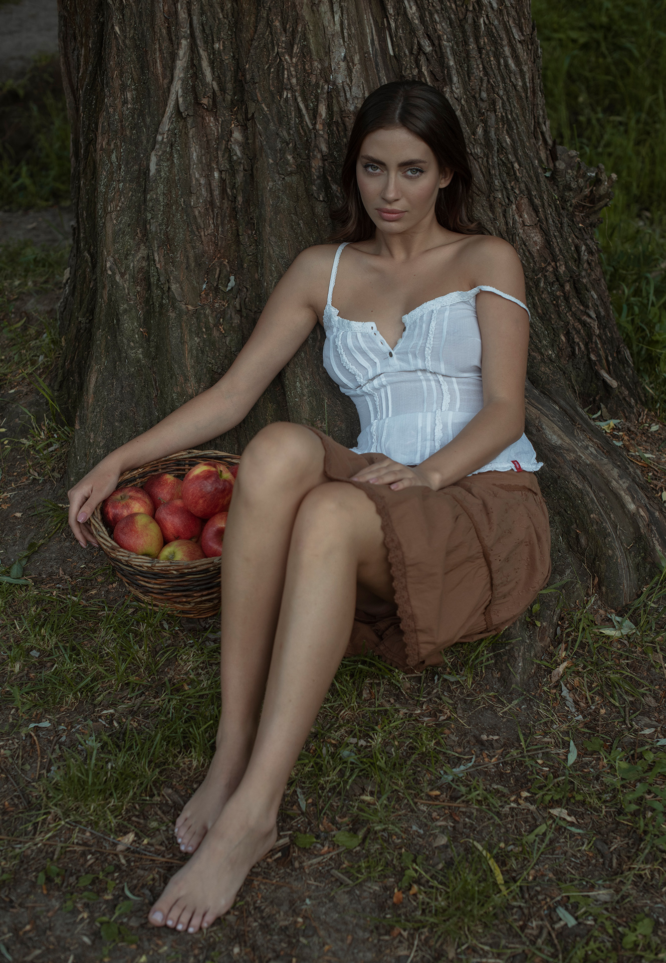 リンゴを持つ女の子