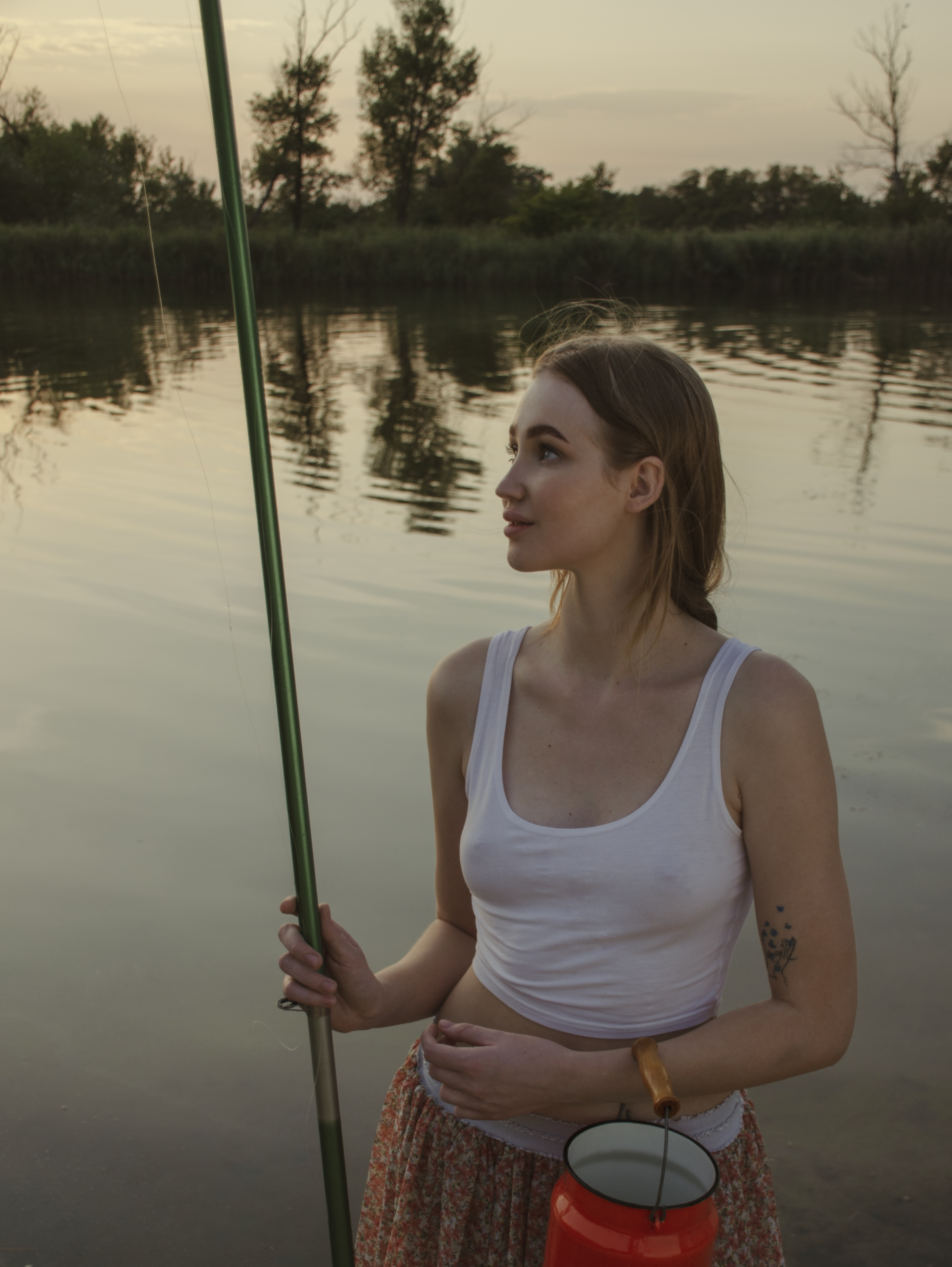 拿着棍子的女孩