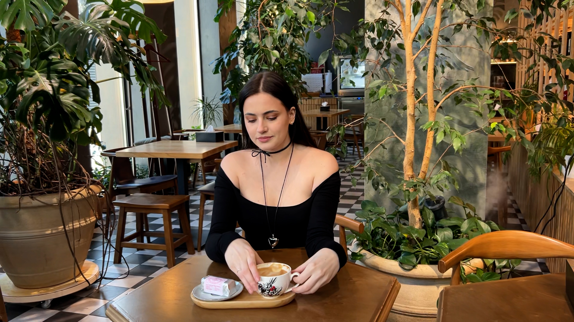 एक कॉफ़ी शॉप में