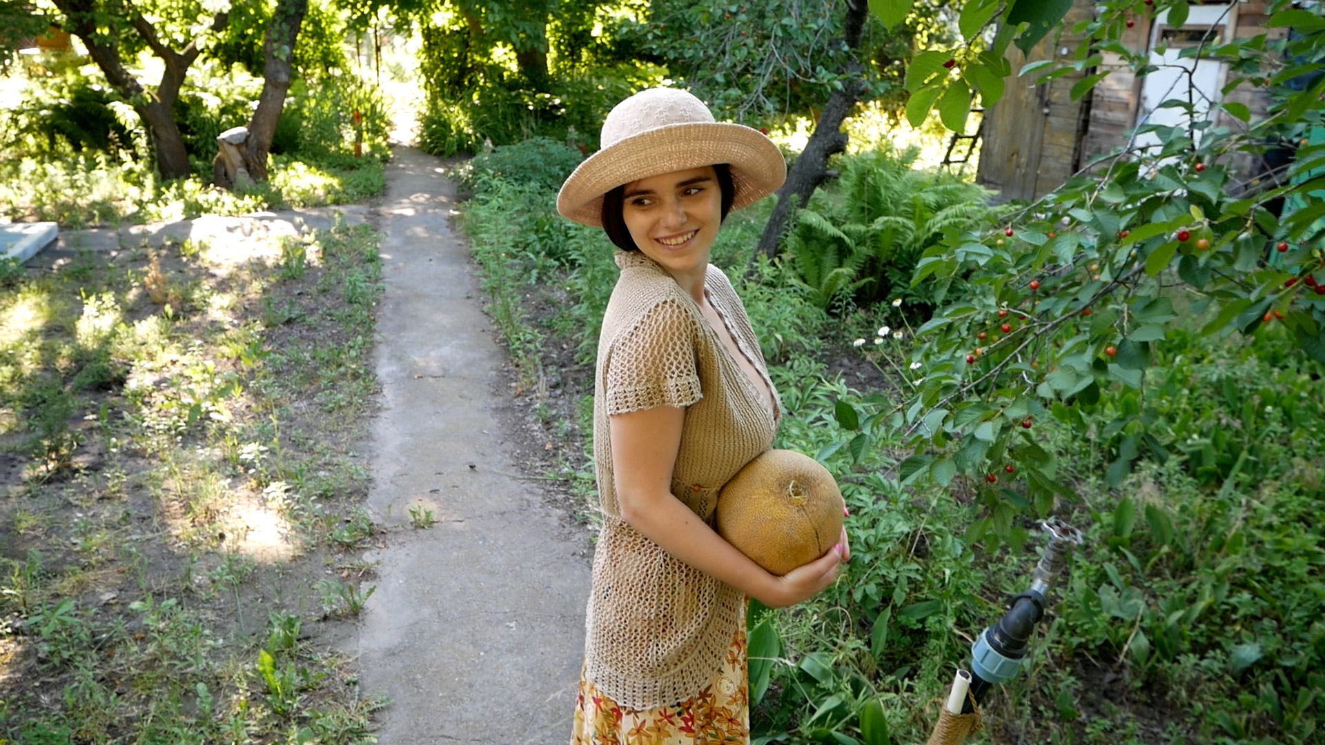 Detrás del acogedor jardín